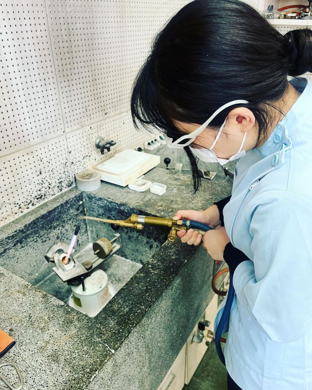 今日は酸素バーナーを使った実習で遮光眼鏡をつけてみんな楽しそうでした！※作業は真剣にしております。
#宮崎歯科技術専門学校 #歯科専 #歯科衛生士科 #歯科技工士科