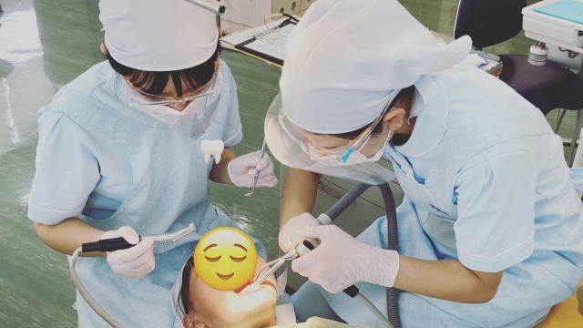 歯科衛生士科1年生
学内実習に一生懸命取り組んでいるところです♪
学生同士の口腔内でバキューム（口の中の水分などを吸引する器械です）の操作を勉強中です🦷✨
#歯科専
#歯科衛生士
#歯科技工士
#最初は
#みんな 不慣れです
#実践 あるのみ👊